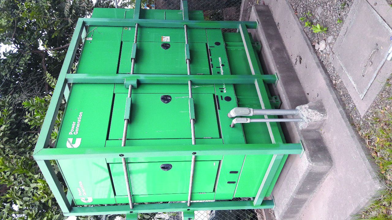 Planta de emergencia con protección metálica a la medida