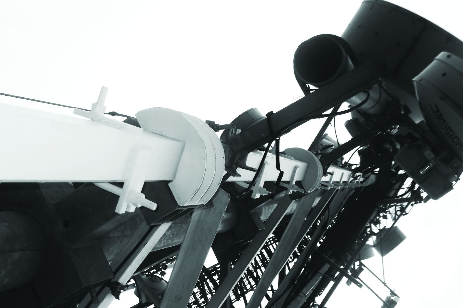 Estructura de torre de telecomunicaciones con antenas