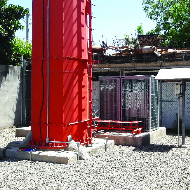Base de monopolo con soportería y gabinetes de equipo